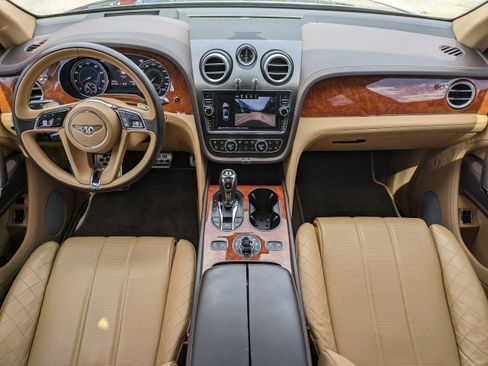 Used 2018 Bentley Bentayga AWD/4WD image 17