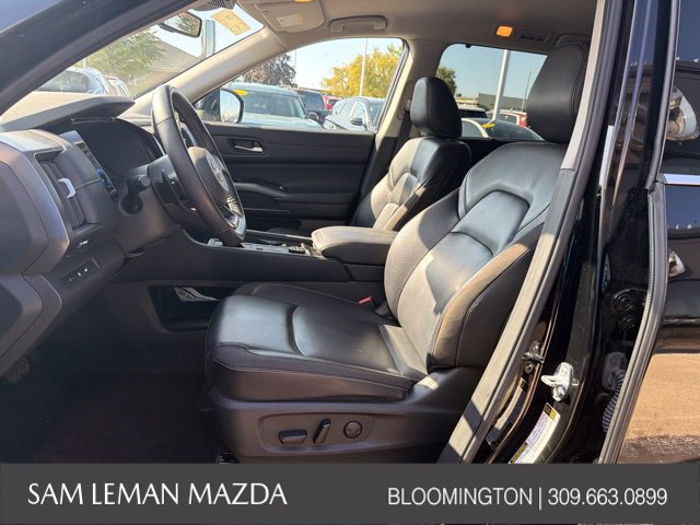 Used 2025 Nissan Pathfinder SL AWD/4WD image 3