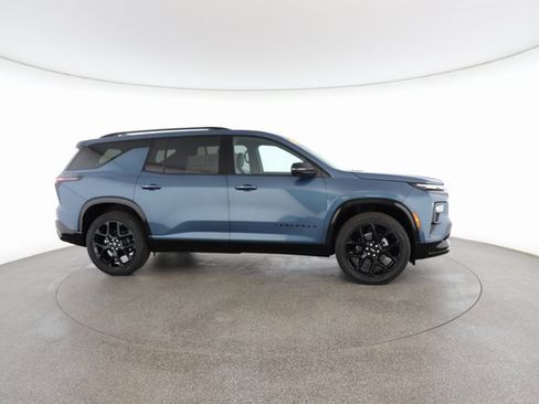 Used 2025 Chevrolet Traverse RS image 23