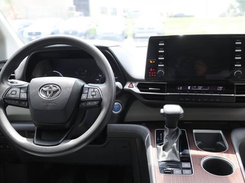 Used 2023 Toyota Sienna LE w/ LE Plus Package AWD/4WD image 24