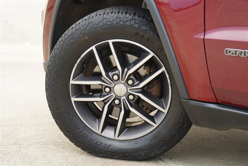 Used 2018 Jeep Grand Cherokee Limited AWD/4WD image 17