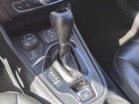 Used 2020 Jeep Cherokee Latitude Plus AWD/4WD image 21