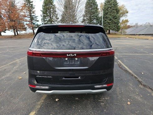 Used 2022 Kia Carnival LX image 5