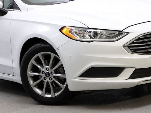 Used 2017 Ford Fusion SE image 3