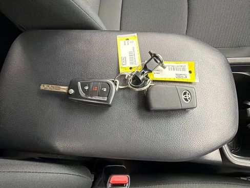 Used 2021 Toyota RAV4 LE AWD/4WD image 32