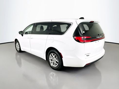 Used 2024 Chrysler Pacifica Touring-L image 5