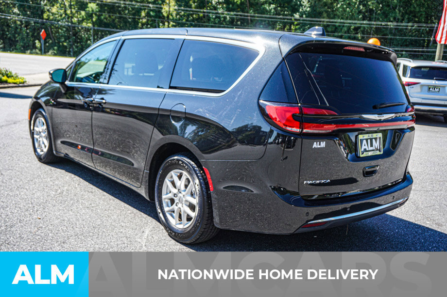 Used 2023 Chrysler Pacifica Touring-L FWD image 4