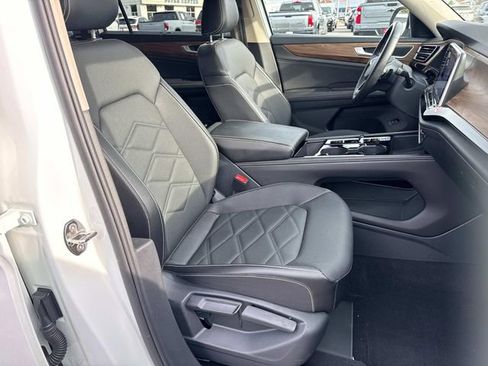 Used 2025 Volkswagen Atlas SE image 26