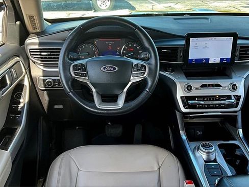 Used 2022 Ford Explorer XLT w/ Equipment Group 202A image 8