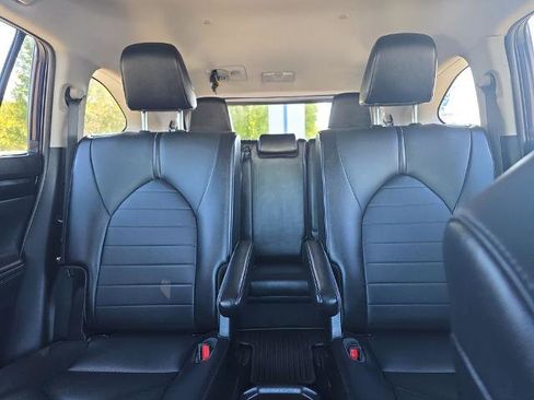 Used 2021 Toyota Highlander XLE AWD/4WD image 39