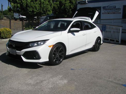 Used 2017 Honda Civic Sport image 2