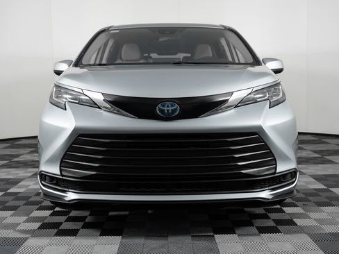 Used 2022 Toyota Sienna LE image 11