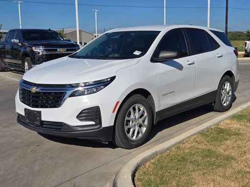 Used 2022 Chevrolet Equinox LS w/ LS Convenience Package FWD image 3