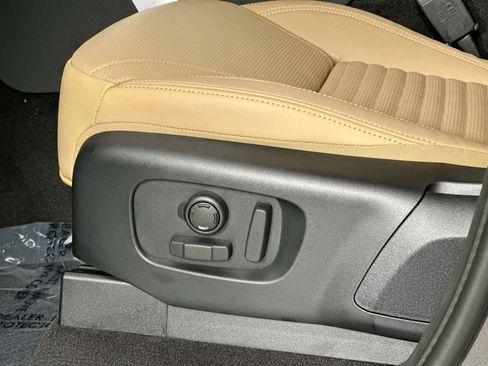 Used 2025 Land Rover Discovery Dynamic SE image 18