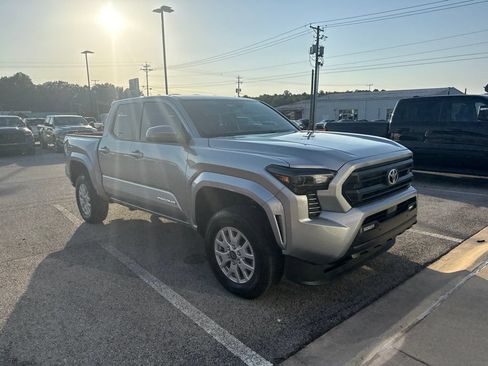 Used 2024 Toyota Tacoma SR5 w/ SR5 Upgrade Package AWD/4WD image 4