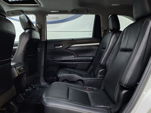 Used 2019 Toyota Highlander XLE AWD/4WD image 16