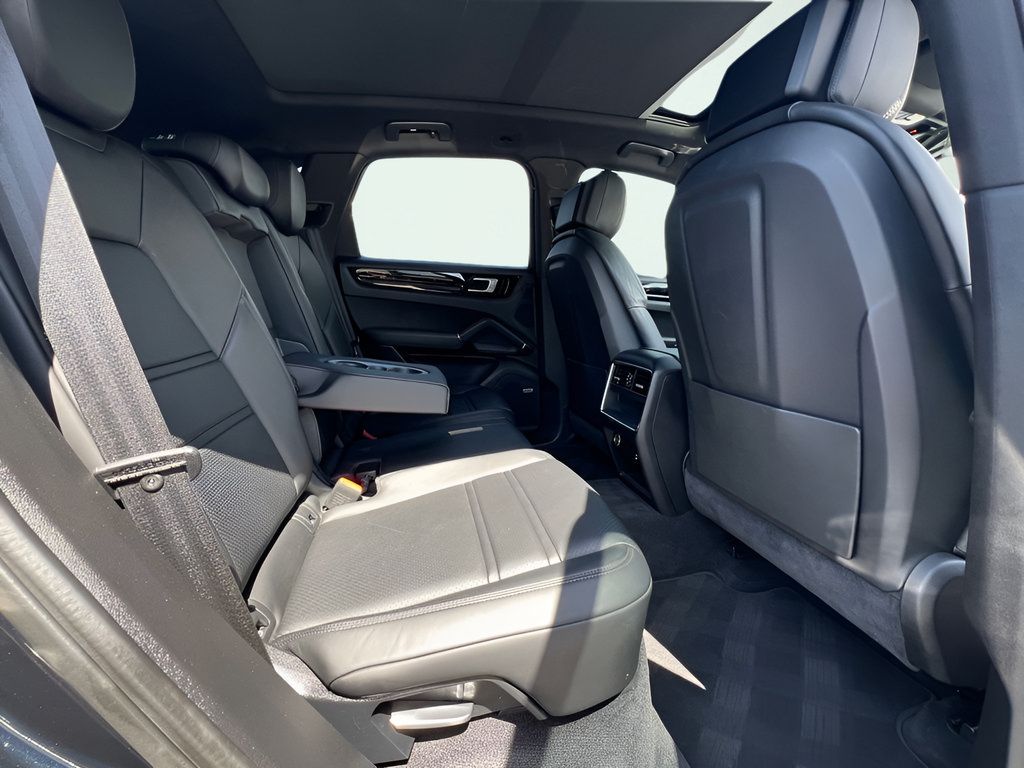 Used 2021 Porsche Cayenne AWD/4WD image 29
