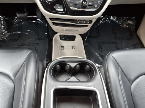 Used 2023 Chrysler Pacifica Touring-L FWD image 22