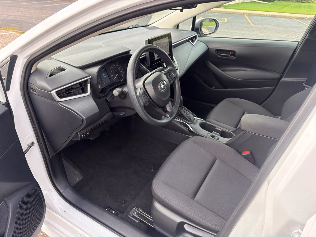 Used 2025 Toyota Corolla LE FWD image 9