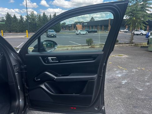 Used 2021 Porsche Cayenne image 23