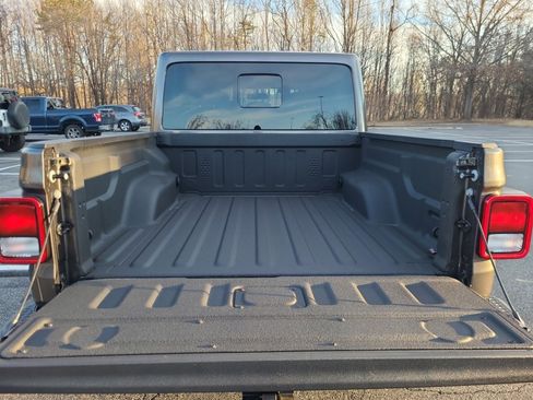 Used 2025 Jeep Gladiator Sport image 19