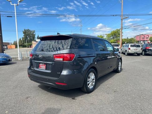 Used 2017 Kia Sedona LX w/ LX Essentials Premium Package FWD image 5