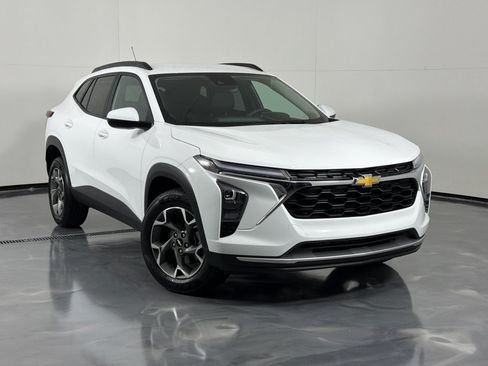Used 2025 Chevrolet Trax LT FWD image 2