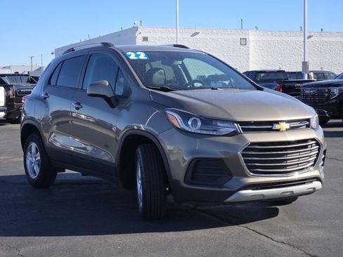 Used 2022 Chevrolet Trax LT w/ LT Convenience Package image 12
