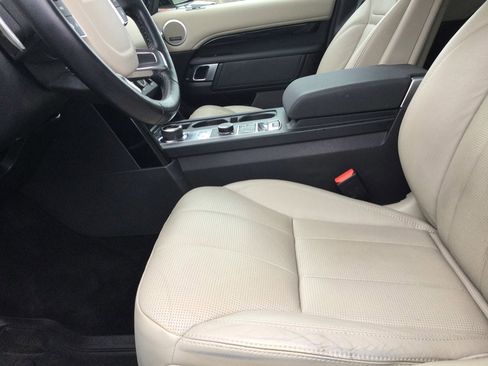 Used 2018 Land Rover Discovery SE image 11