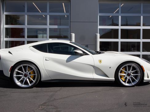 Used 2018 Ferrari 812 Superfast RWD image 8