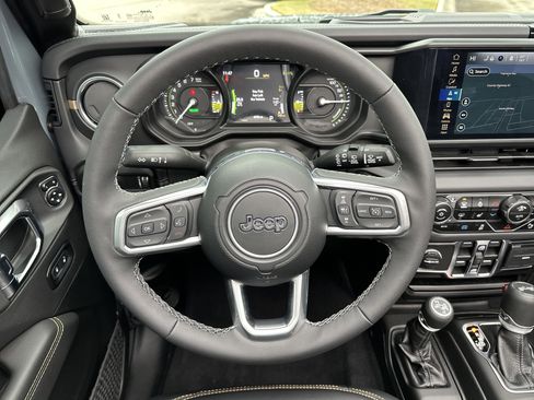 Used 2025 Jeep Wrangler Sahara image 25