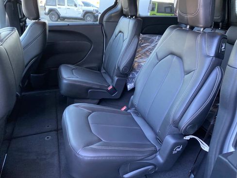New 2026 Chrysler Pacifica Select image 6