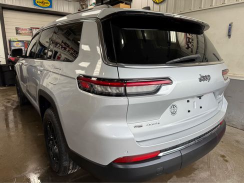 Used 2022 Jeep Grand Cherokee L Laredo w/ Luxury Tech Group I AWD/4WD image 7