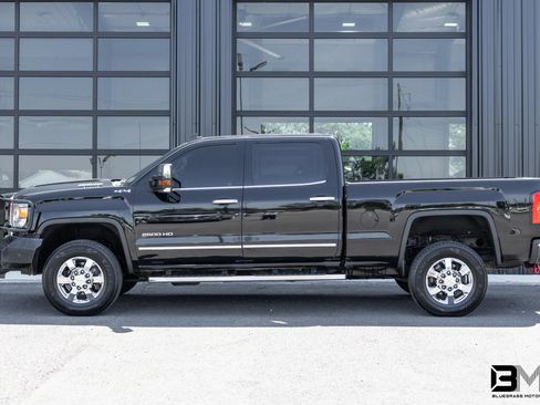 Used 2018 GMC Sierra 2500 SLT w/ Duramax Plus Package AWD/4WD image 4