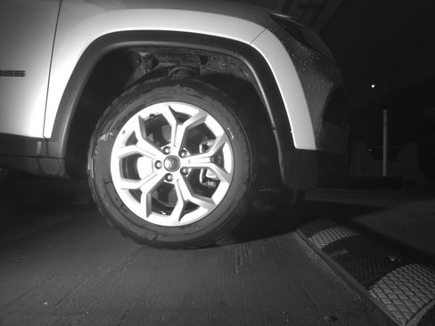 Used 2025 Jeep Compass Latitude image 13