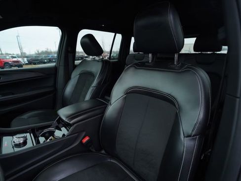 Used 2023 Jeep Grand Cherokee Altitude image 36