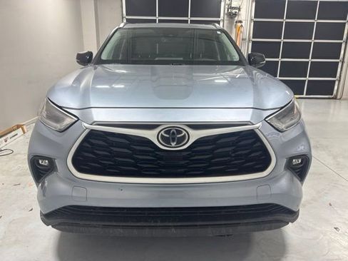 Used 2021 Toyota Highlander XLE FWD image 3