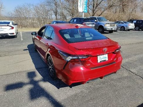 Used 2022 Toyota Camry SE w/ Cold Weather Package image 4