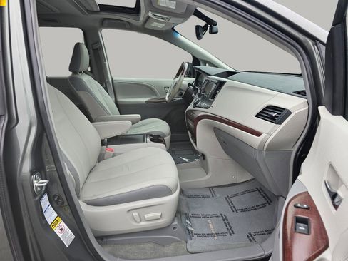 Used 2014 Toyota Sienna Limited w/ Limited Premium Package image 28