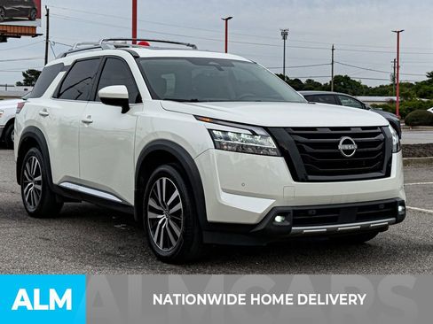 Used 2024 Nissan Pathfinder Platinum w/ Black Appearance Package FWD image 4
