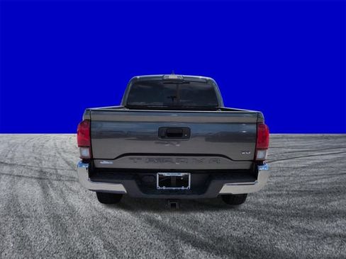 Used 2018 Toyota Tacoma SR5 RWD image 5