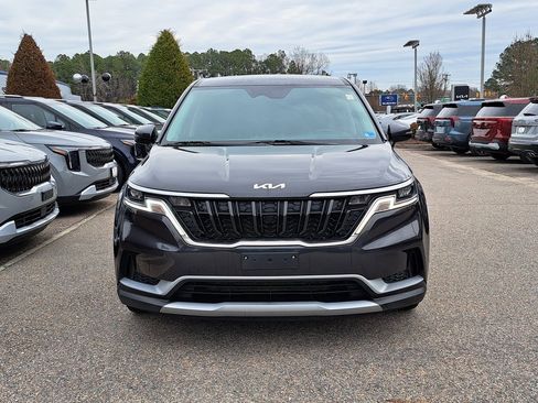 Used 2024 Kia Carnival LX image 3