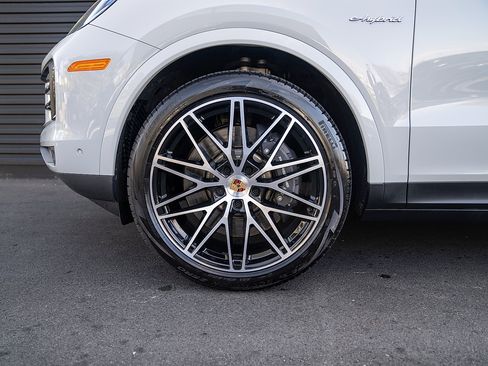 Certified 2025 Porsche Cayenne E-Hybrid Coupe AWD/4WD image 24