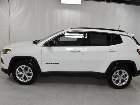 Used 2024 Jeep Compass Latitude image 8