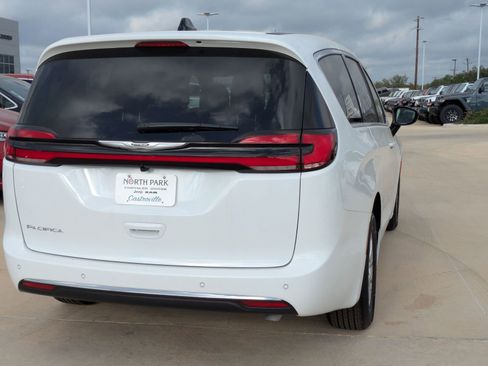 New 2026 Chrysler Pacifica Select image 3