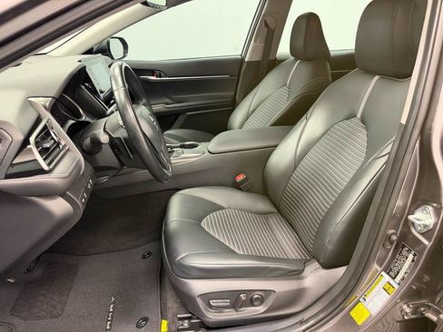Used 2021 Toyota Camry SE w/ Convenience Package FWD image 4