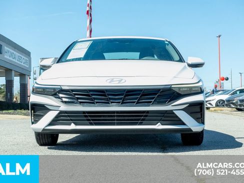 Used 2025 Hyundai Elantra SE image 9