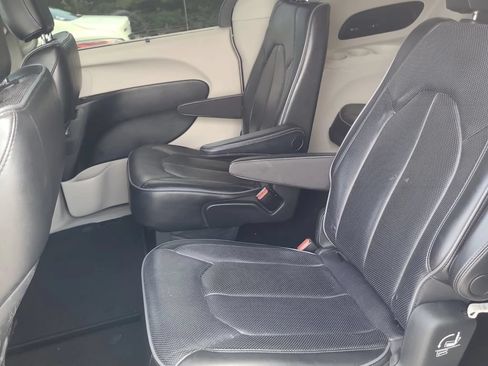 Used 2018 Chrysler Pacifica Limited FWD image 8