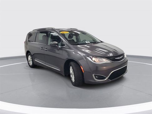 Used 2017 Chrysler Pacifica Touring-L image 2