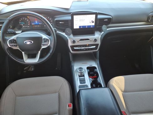 Used 2022 Ford Explorer XLT image 12